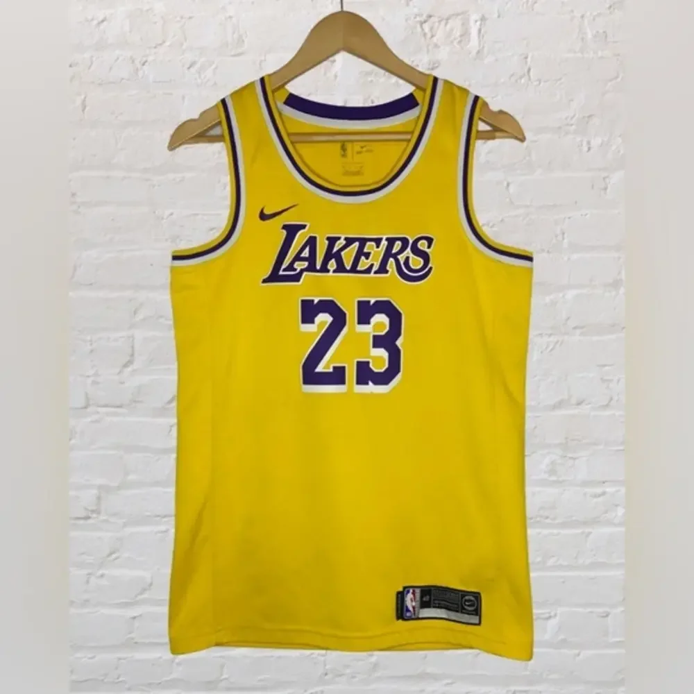 Nike NBA Swingman Authentic Jersey Lebron James LA Lakers Men’s Size 40‎ Gold